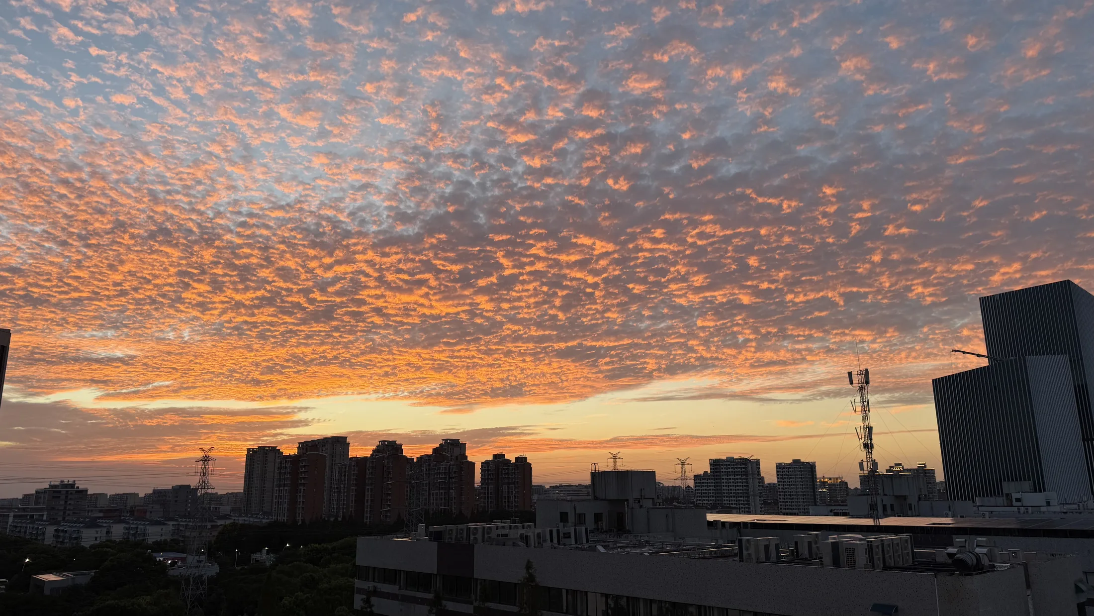 办公室窗外的晚霞