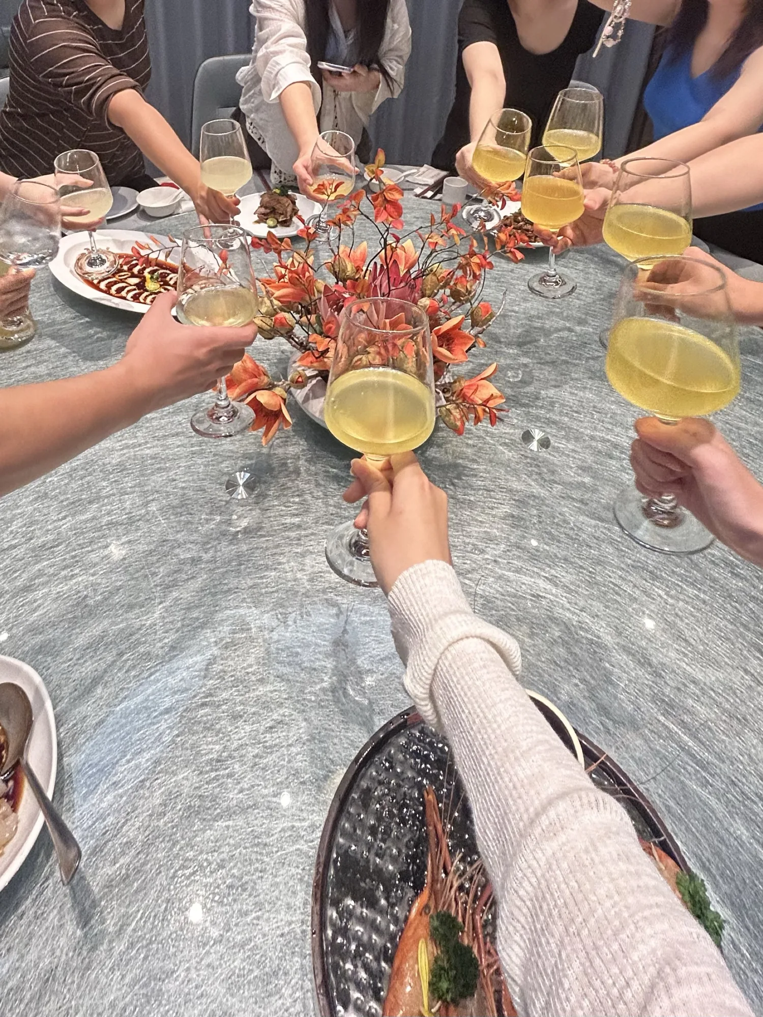 圆桌上高脚杯碰杯