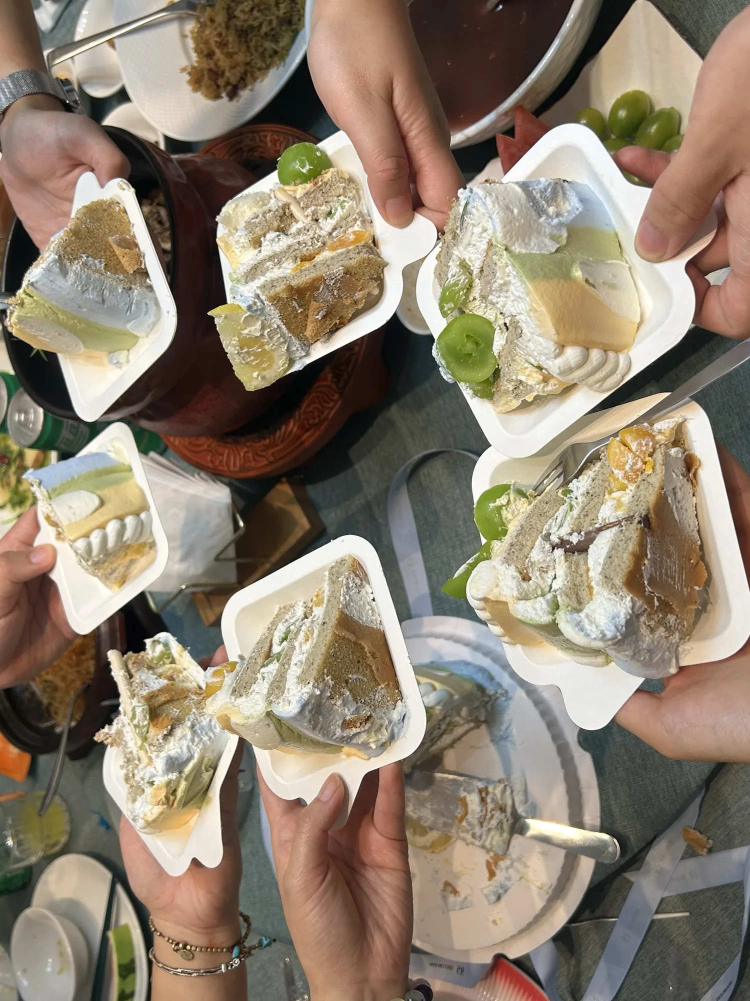 聚餐时举起蛋糕碰杯