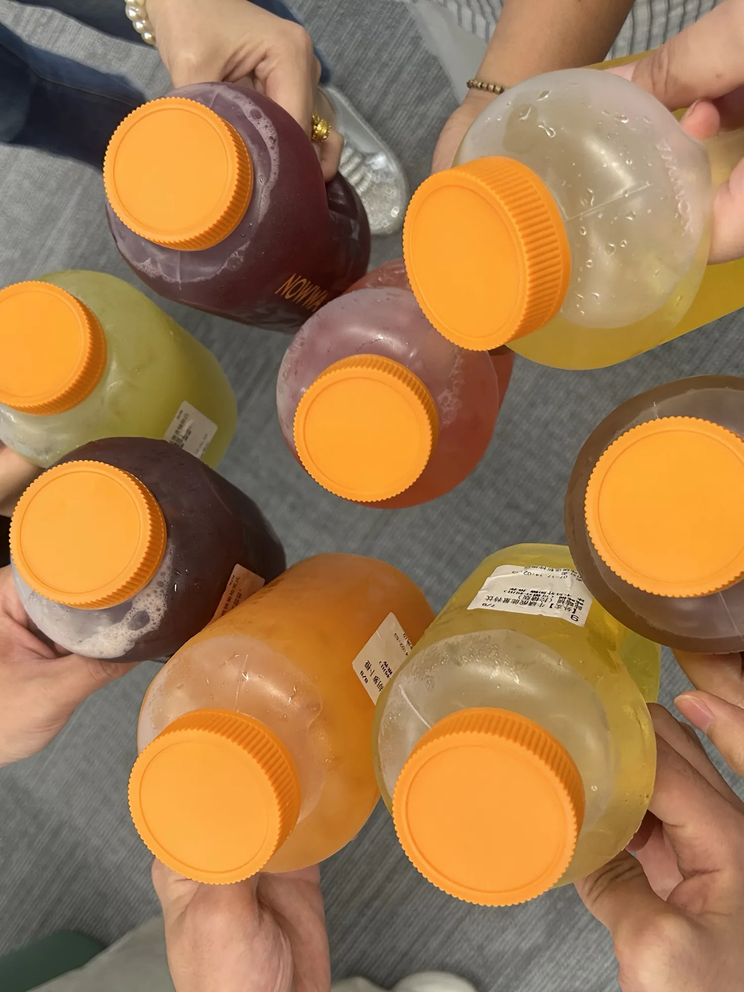 办公室里用整瓶果汁碰杯