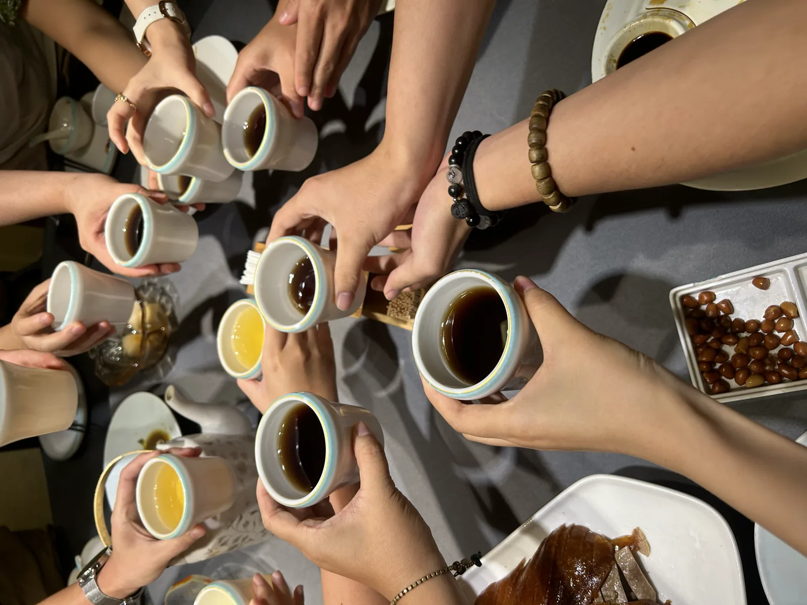 白瓷杯围成一圈碰杯